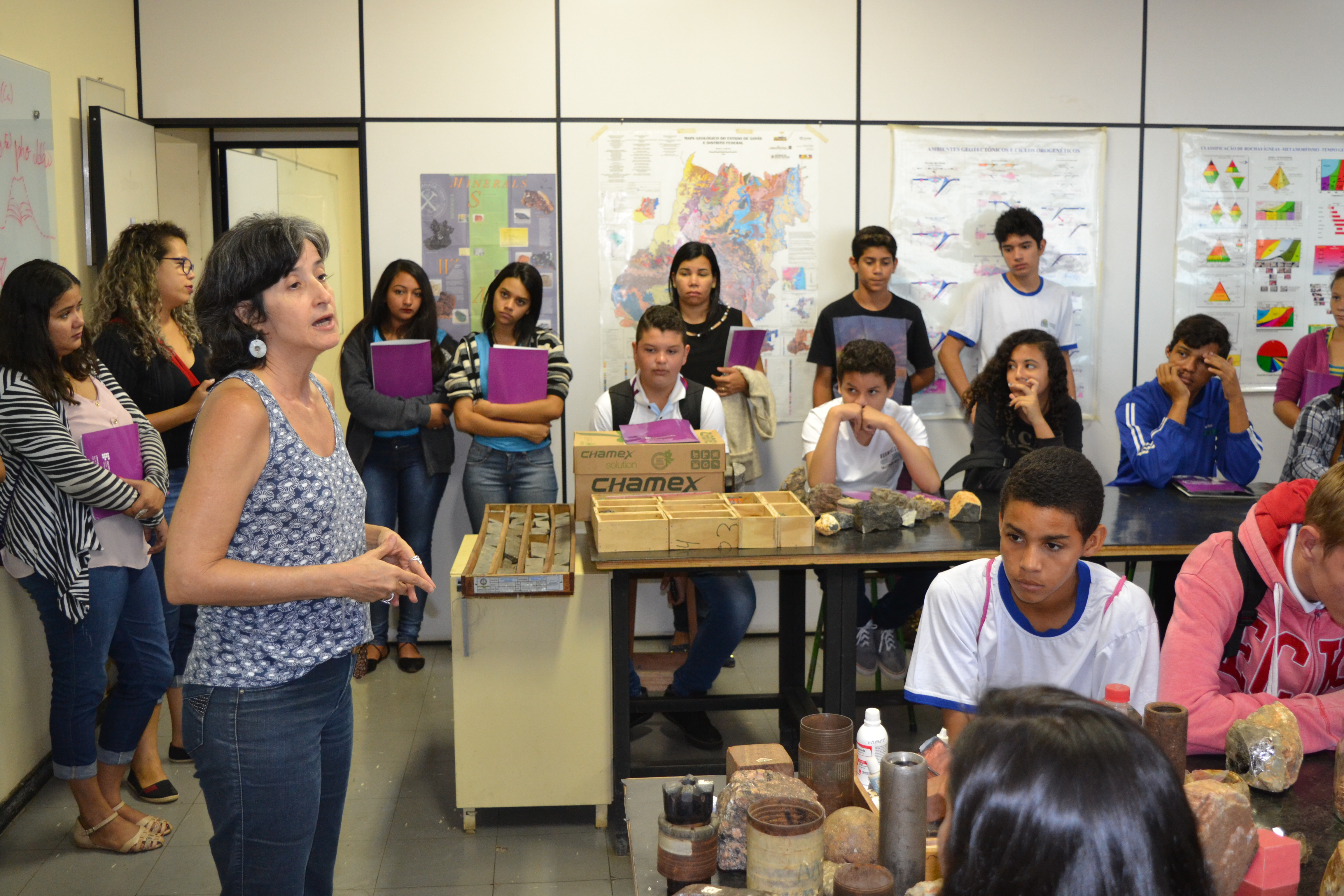 Professora Dulcinéia Castro apresentou o laboratório da área de Mineração aos alunos visitantes.